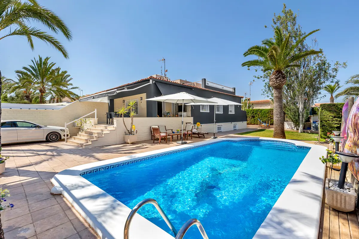 Villa with 4 bedrooms in Torrevieja, Alicante, €656,000