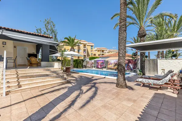 Villa with 4 bedrooms in Torrevieja, Alicante, €656,000 — photo 3