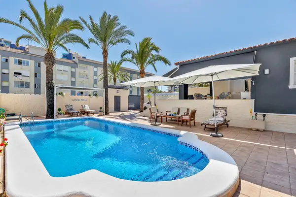 Villa with 4 bedrooms in Torrevieja, Alicante, €656,000 — photo 4