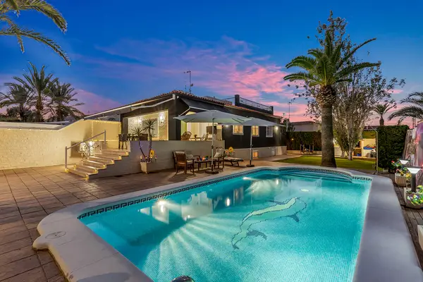 Villa with 4 bedrooms in Torrevieja, Alicante, €656,000 — photo 2