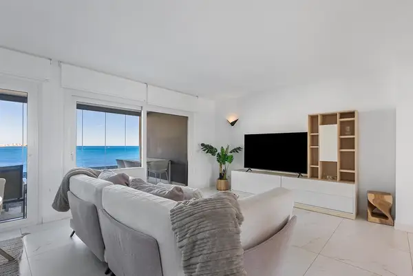 Apartment with 2 bedrooms in Torrevieja, Alicante, €765,000 — photo 2
