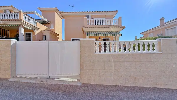 Villa with 4 bedrooms in Orihuela, Alicante, €379,000 — photo 2