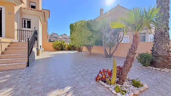 Villa with 4 bedrooms in Orihuela, Alicante, €379,000 — photo 3