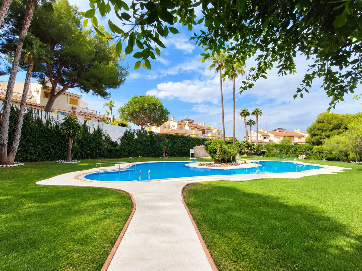 Penthouse with 2 bedrooms in Mil Palmeras, Alicante, €199,000