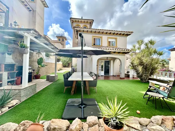 Villa with 4 bedrooms in Villamartín, Alicante, €429,900 — photo 2