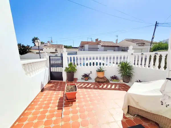 Townhouse with 3 bedrooms in Los Balcones, Alicante, €269,995 — photo 3