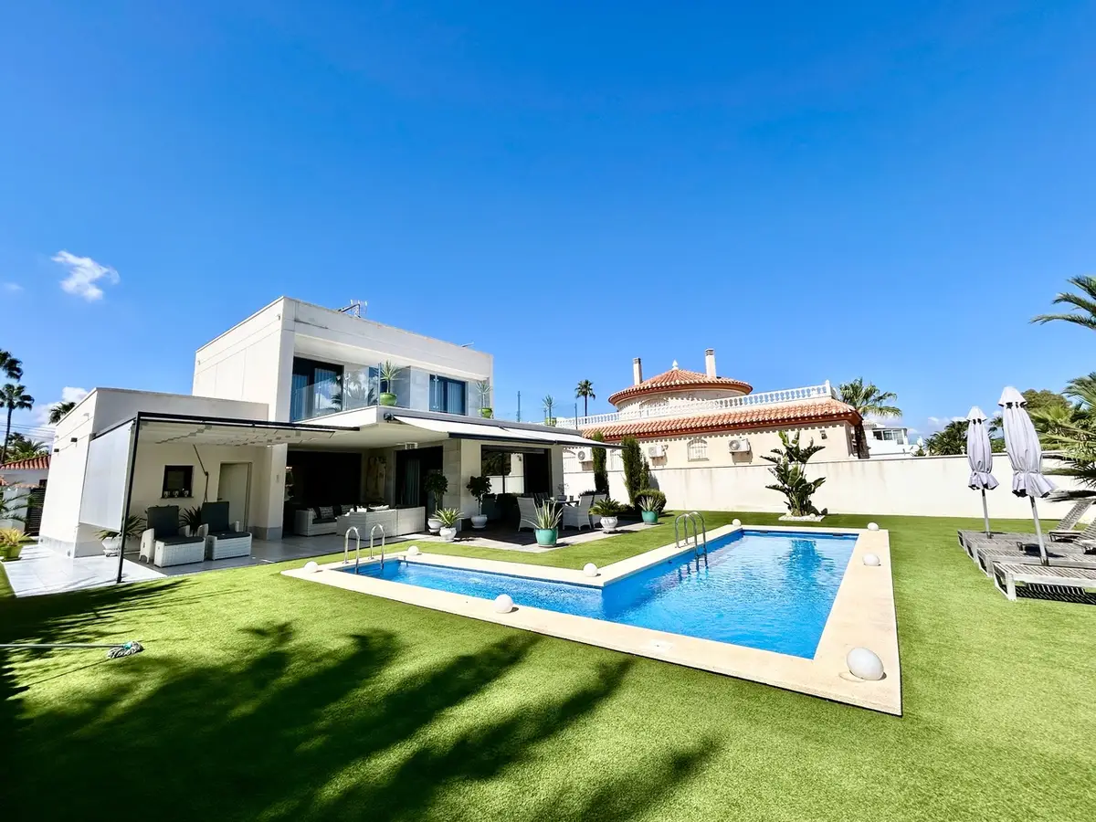 Villa with 3 bedrooms in Los Urrutias, Murcia, €1,598,000