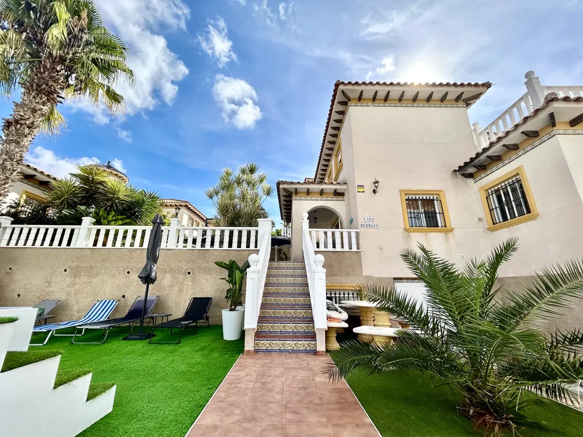 Villa with 4 bedrooms in Villamartín, Alicante, €429,900