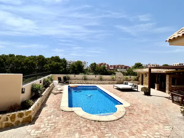 Villa with 5 bedrooms in La Zenia, Alicante, €840,000 — photo 2
