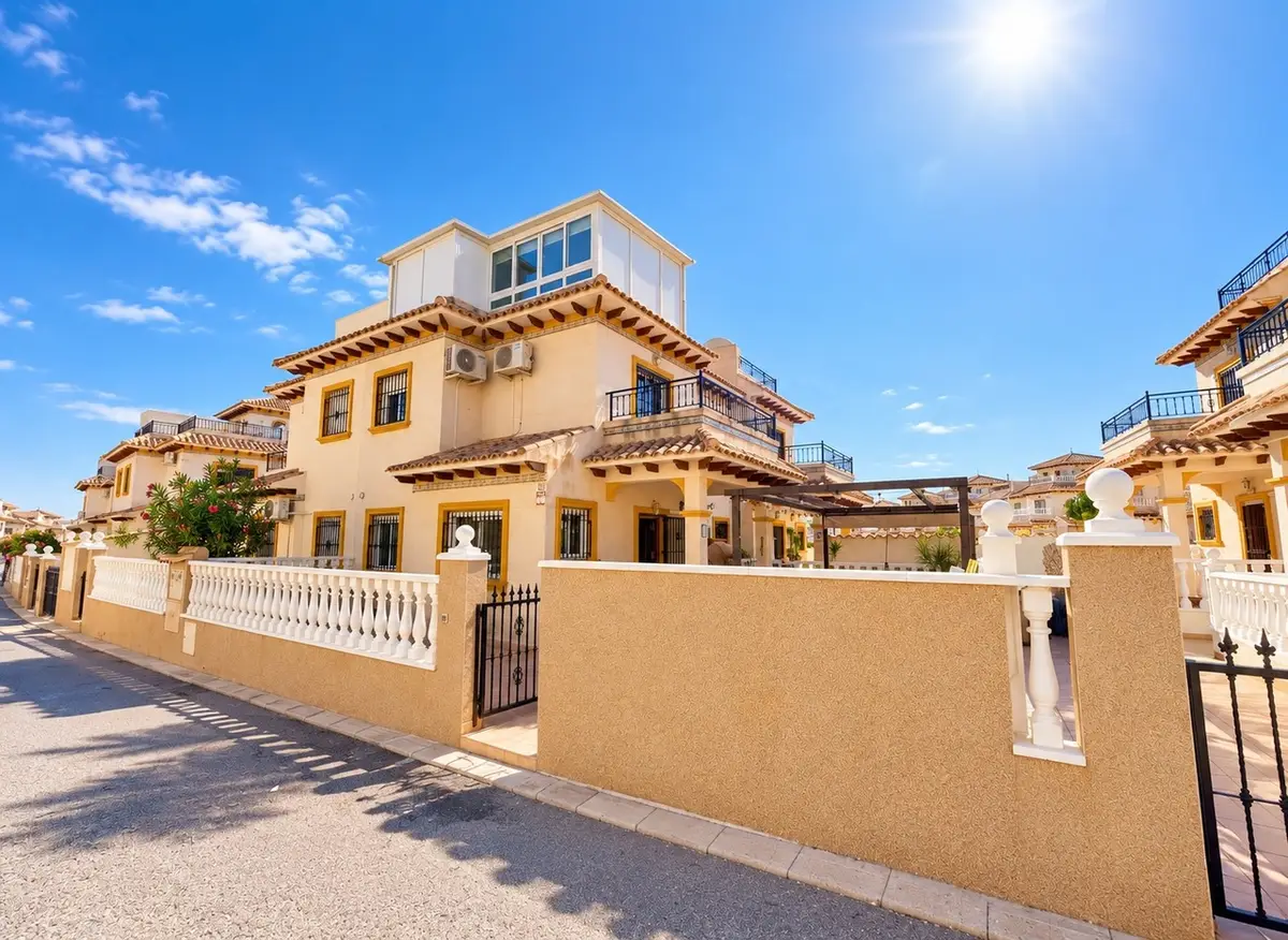 Townhouse with 3 bedrooms in La Zenia, Alicante, €285,000