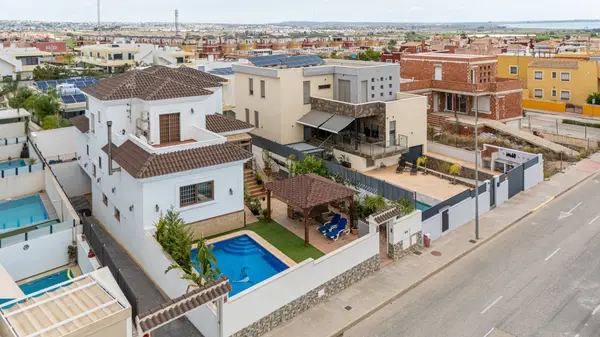 Villa with 4 bedrooms in Los Montesinos, Alicante, €750,000 — photo 2