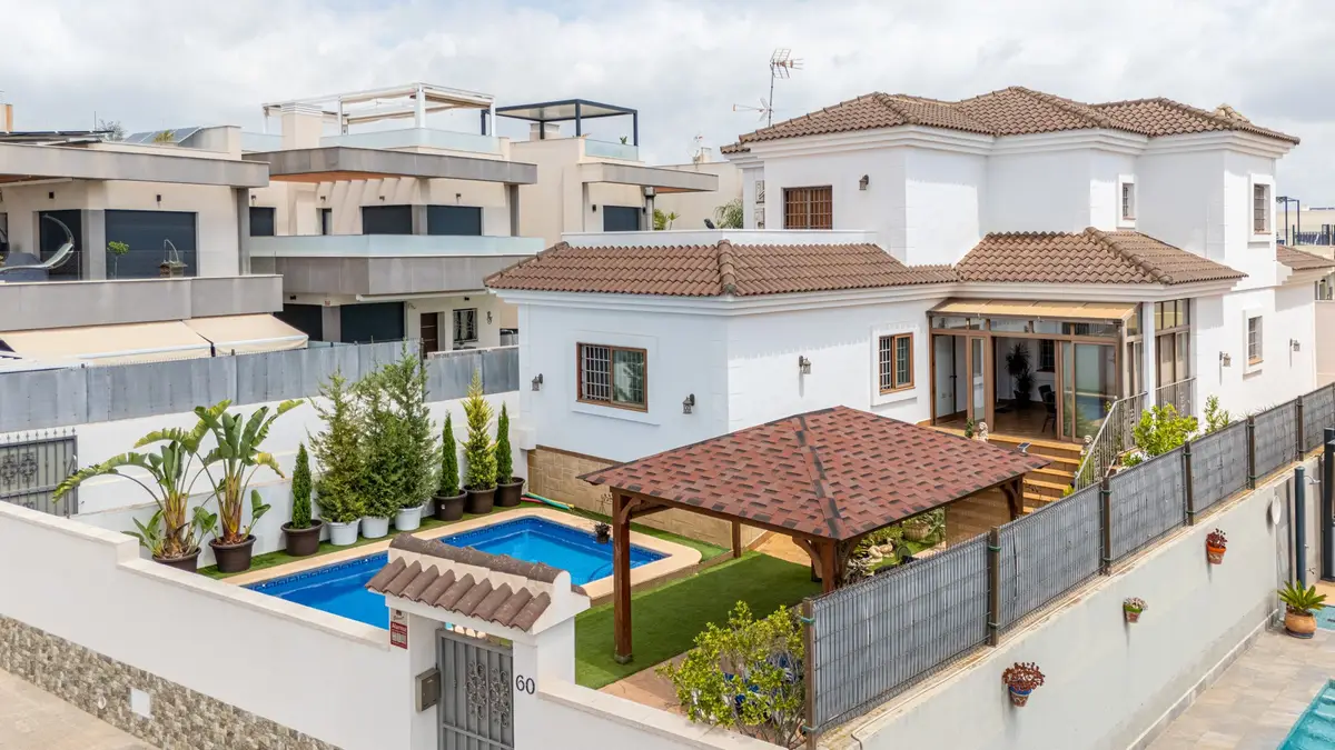 Villa with 4 bedrooms in Los Montesinos, Alicante, €750,000