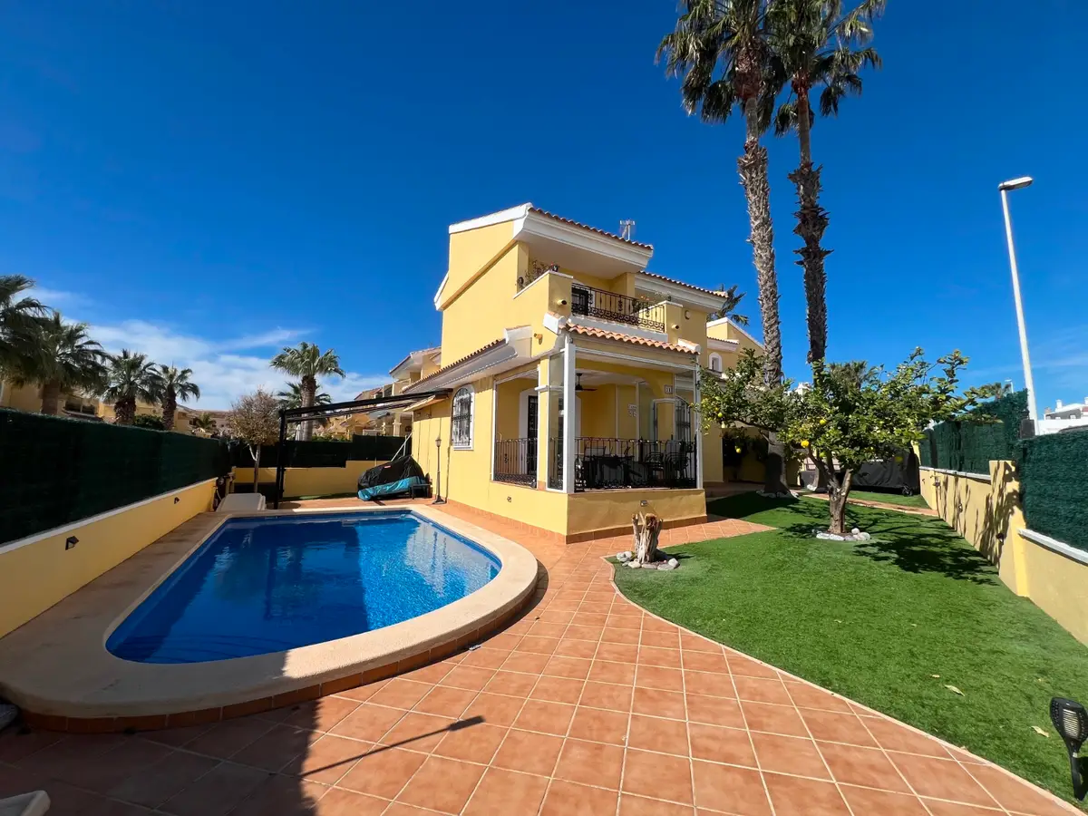 Villa with 3 bedrooms in Orihuela Costa, Alicante, €430,000