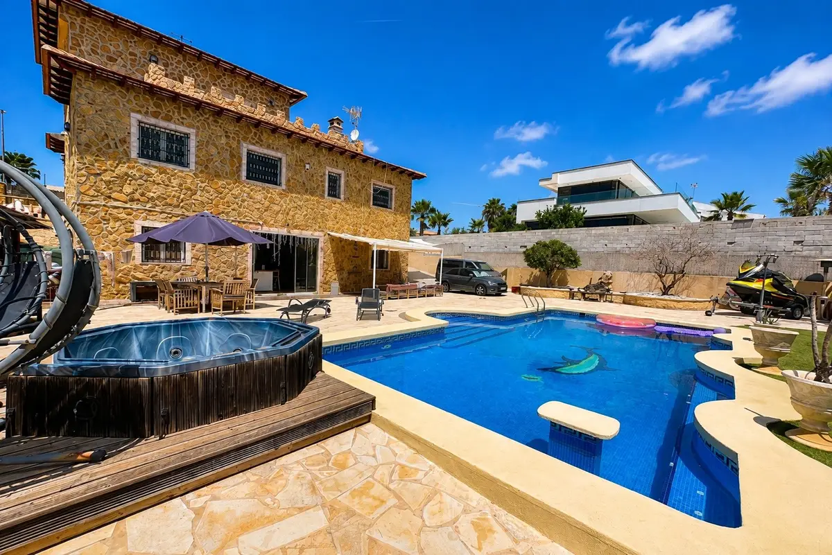 Villa with 6 bedrooms in San Fulgencio, Alicante, €599,999