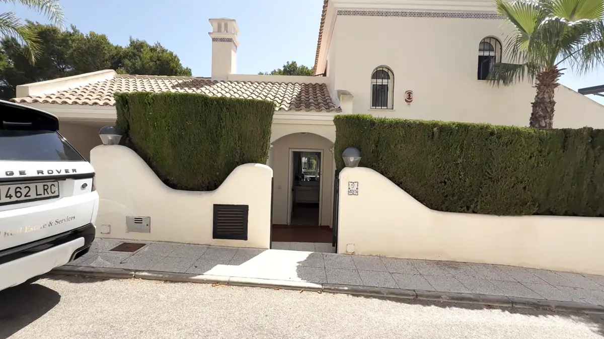 Villa with 4 bedrooms in Orihuela, Alicante, €645,000