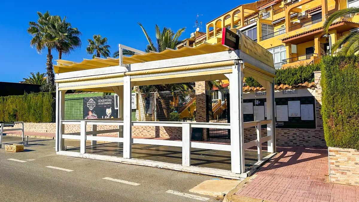 Commercial with 2 bedrooms in Torrevieja, Alicante, €560,000