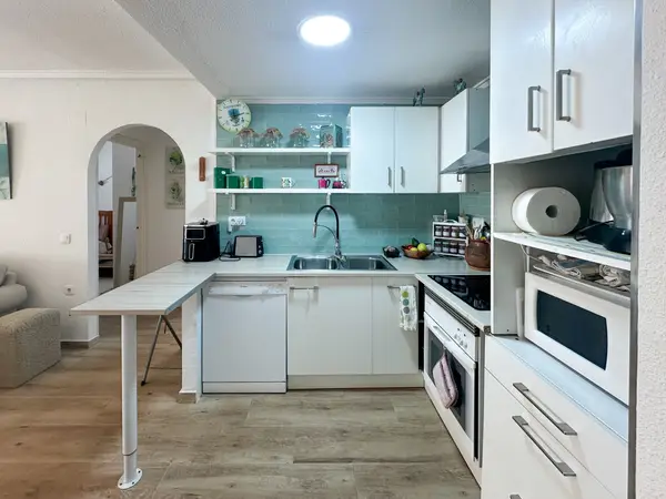 Apartment with 2 bedrooms in Torrevieja, Alicante, €215,900 — photo 2
