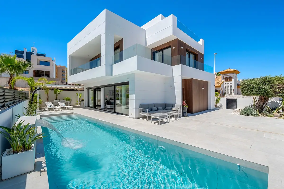 Villa with 4 bedrooms in Guardamar del Segura, Alicante, €1,250,000