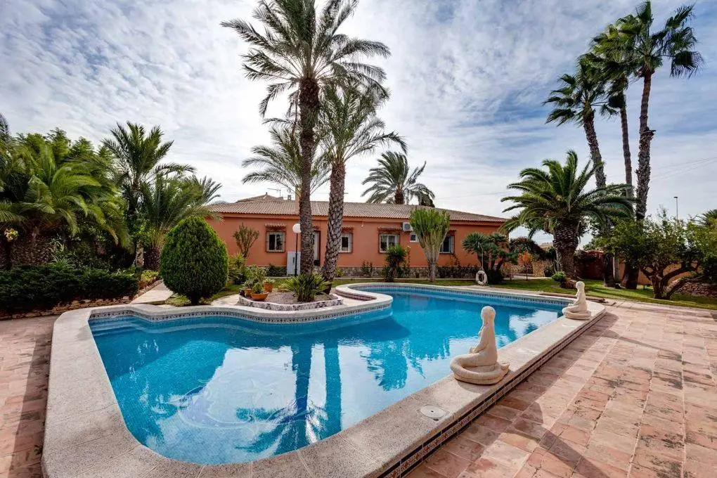 Villa with 5 bedrooms in Torrevieja, Alicante, €850,000