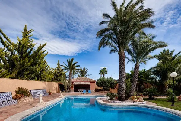 Villa with 5 bedrooms in Torrevieja, Alicante, €850,000 — photo 2