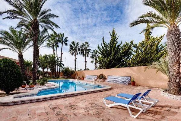 Villa with 5 bedrooms in Torrevieja, Alicante, €850,000 — photo 3