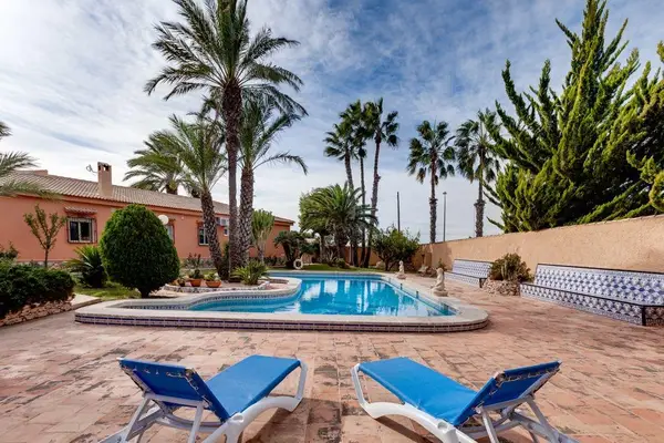 Villa with 5 bedrooms in Torrevieja, Alicante, €850,000 — photo 4