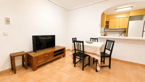 Apartment with 2 bedrooms in Torrevieja, Alicante, €145,000 — photo 2
