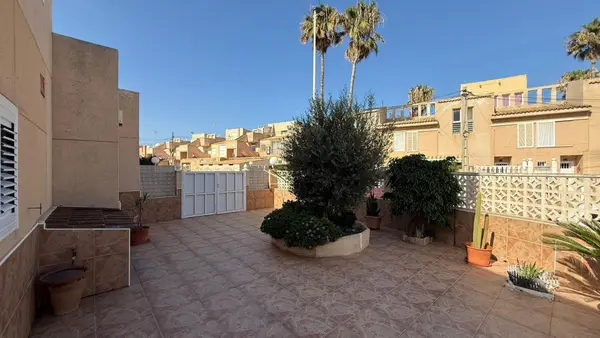 Duplex with 3 bedrooms in Torrevieja, Alicante, €315,000 — photo 2