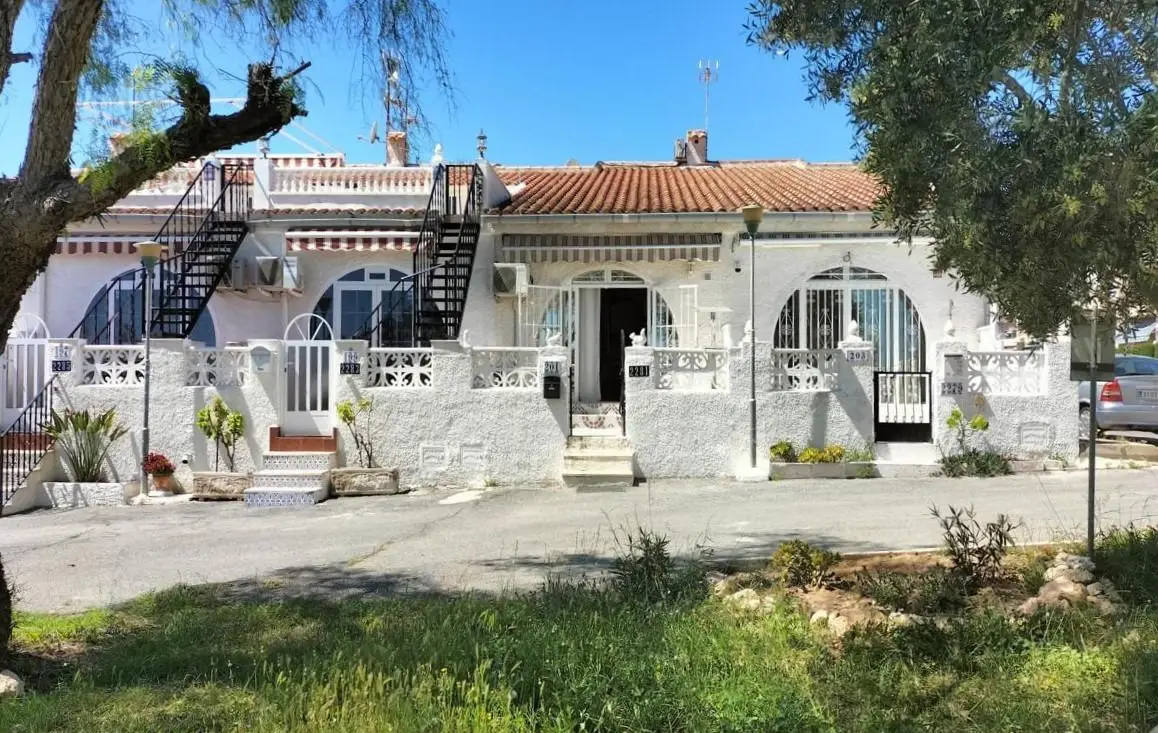 Bungalow with 2 bedrooms in Torrevieja, Alicante, €125,000