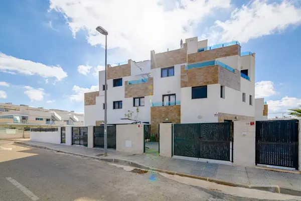 Townhouse with 3 bedrooms in Villamartín, Alicante, €325,000 — photo 2