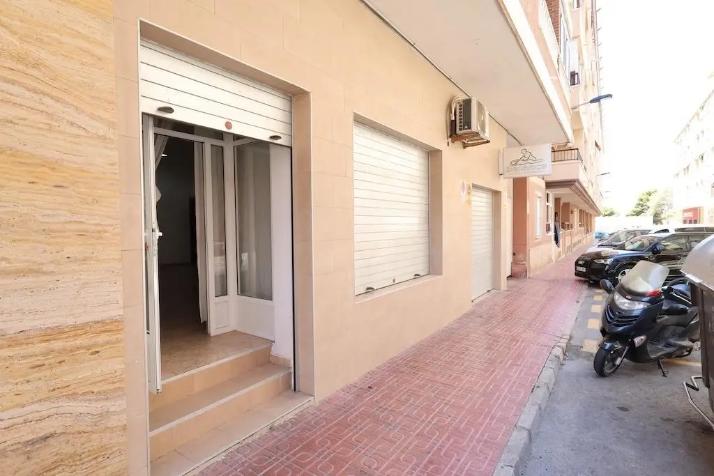 Commercial with 1 bedroom in Torrevieja, Alicante, €125,000