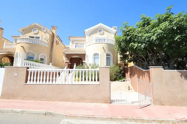Villa with 3 bedrooms in Orihuela Costa, Alicante, €250,000 — photo 2