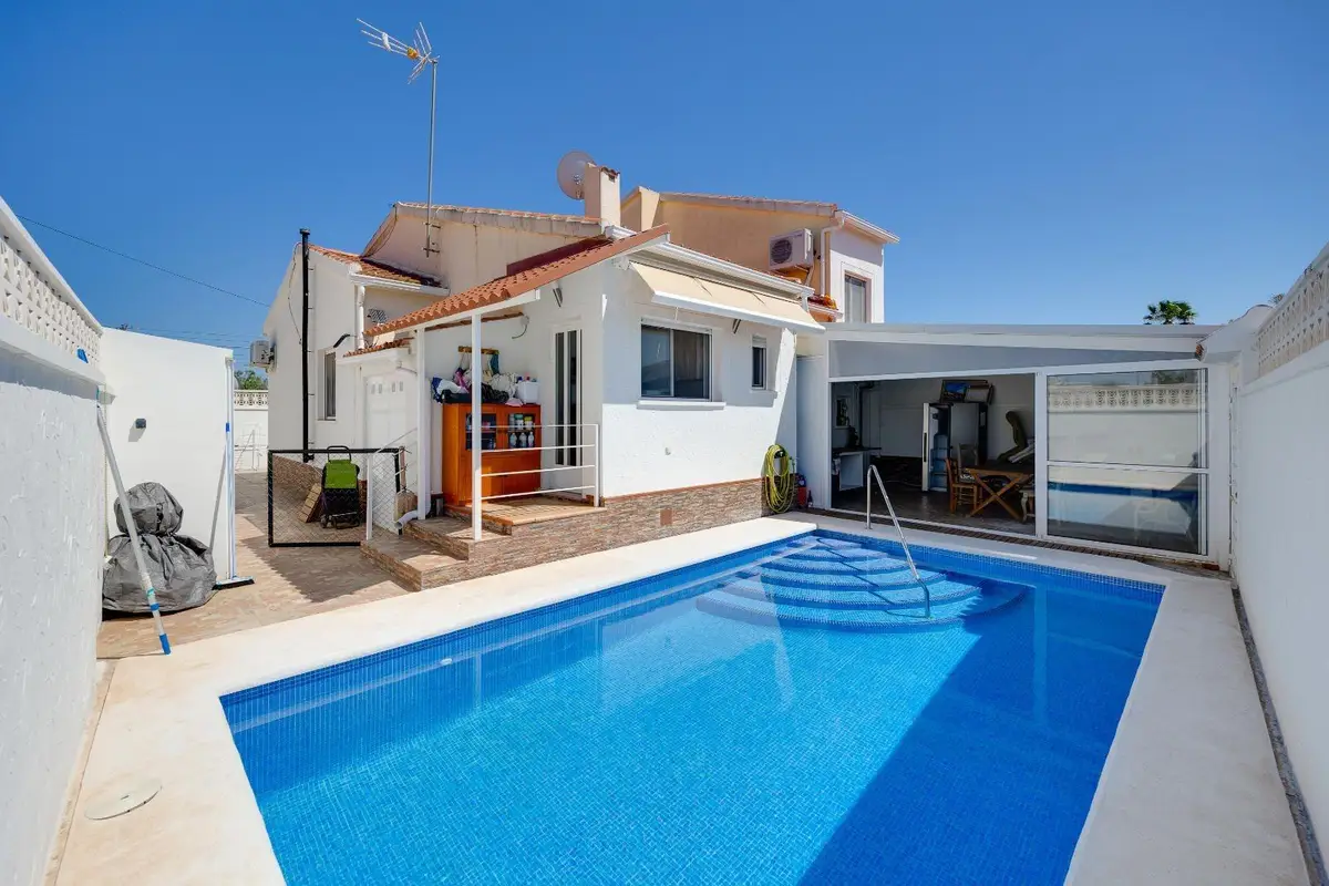Villa with 3 bedrooms in San Fulgencio, Alicante, €299,969