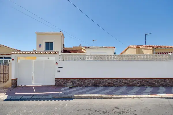 Villa with 3 bedrooms in San Fulgencio, Alicante, €299,969 — photo 2