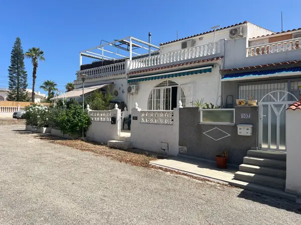 Townhouse with 3 bedrooms in Torrevieja, Alicante, €169,000 — photo 2