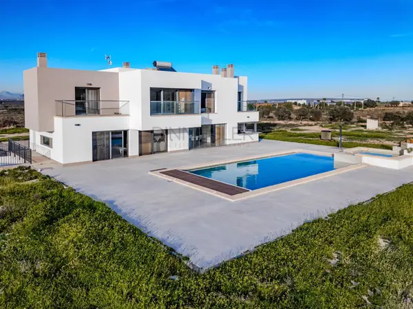 Villa with 5 bedrooms in La Marina, Alicante, €990,000 — photo 4