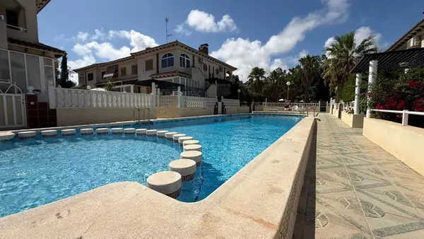 Bungalow with 2 bedrooms in Torrevieja, Alicante, €153,900 — photo 2