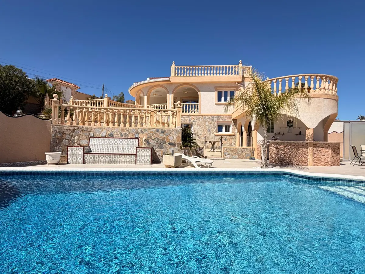 Villa with 5 bedrooms in Ciudad Quesada, Alicante, €725,000