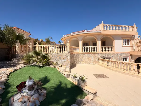 Villa with 5 bedrooms in Ciudad Quesada, Alicante, €725,000 — photo 2
