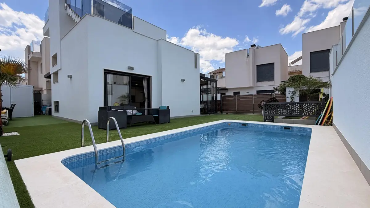 Villa with 5 bedrooms in Torrevieja, Alicante, €558,900