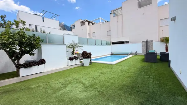 Villa with 5 bedrooms in Torrevieja, Alicante, €558,900 — photo 4