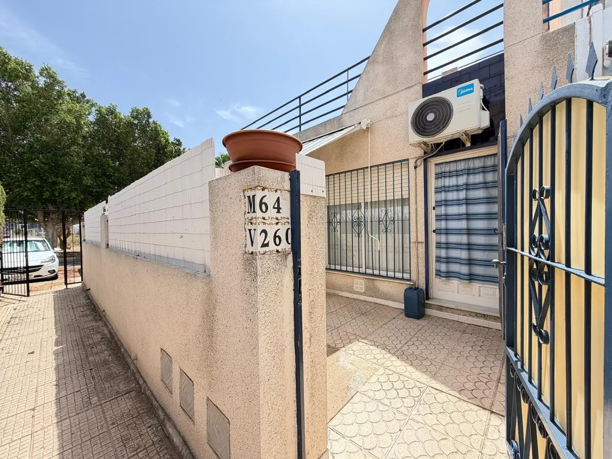 Townhouse with 2 bedrooms in Torrevieja, Alicante, €155,000