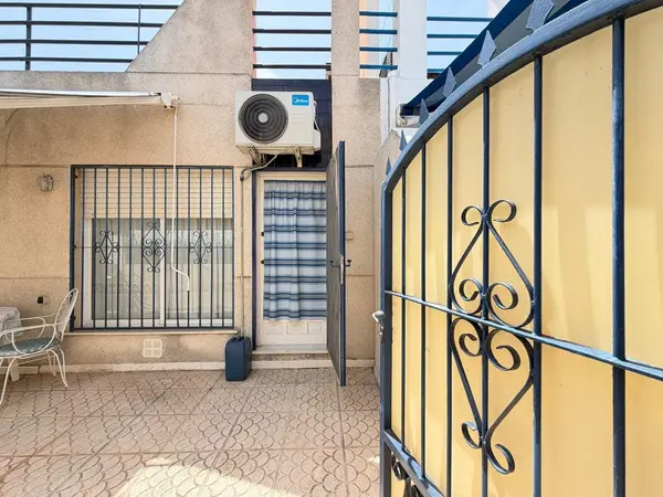 Townhouse with 2 bedrooms in Torrevieja, Alicante, €155,000 — photo 2