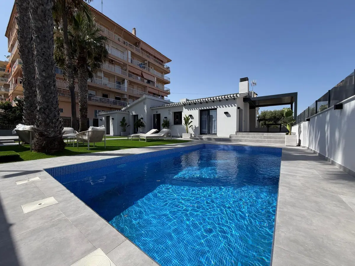 Villa with 4 bedrooms in Torrevieja, Alicante, €749,000