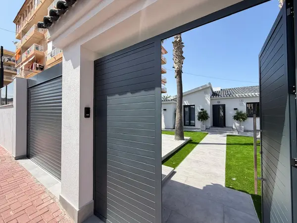 Villa with 4 bedrooms in Torrevieja, Alicante, €749,000 — photo 2