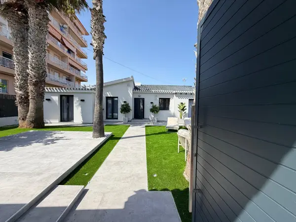 Villa with 4 bedrooms in Torrevieja, Alicante, €749,000 — photo 3