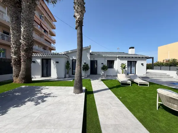 Villa with 4 bedrooms in Torrevieja, Alicante, €749,000 — photo 4