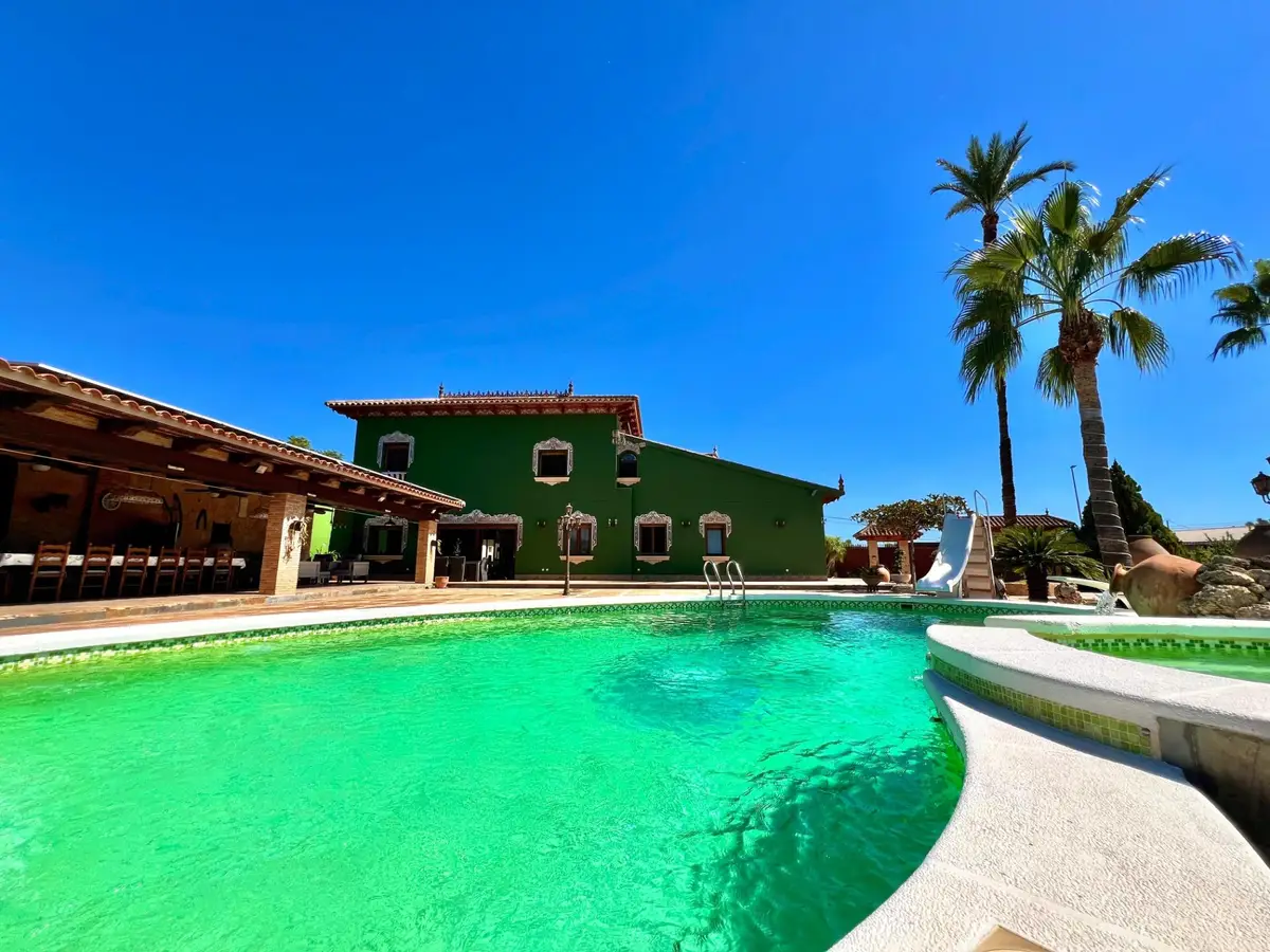 Villa with 4 bedrooms in Almoradí, Alicante, €1,180,000
