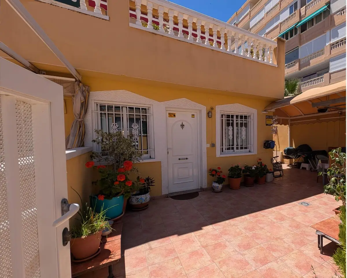 Bungalow with 3 bedrooms in Torrevieja, Alicante, €264,000