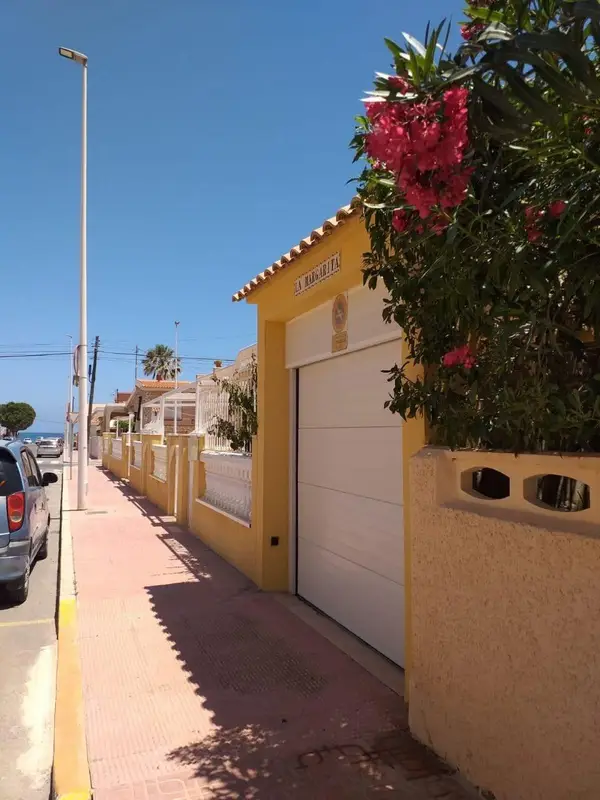 Bungalow with 3 bedrooms in Torrevieja, Alicante, €264,000 — photo 2